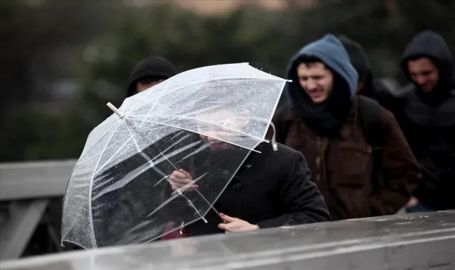 Yunanistan'da endüstriyel atıkları yağmur suyu drenaj hattına boşaltan 3 kişi gözaltına alındı