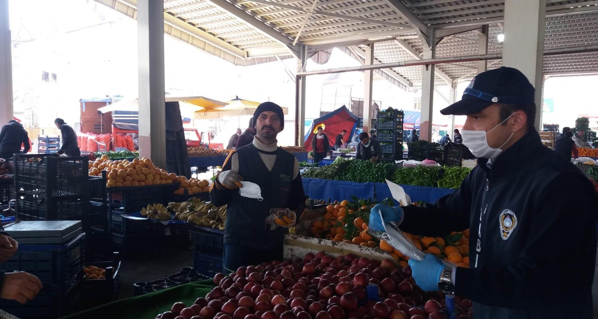 Melikgazi Belediyesi pazar yerlerinde ücretsiz maske dağıttı Melikgazi Belediyesi pazar yerlerinde ücretsiz maske dağıttı