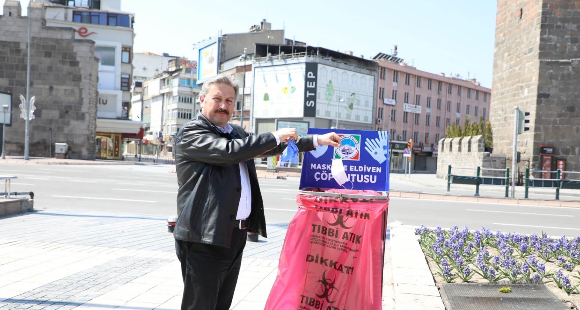 Maske ve eldivenler atık kutusuna ! Maske ve eldivenler atık kutusuna !