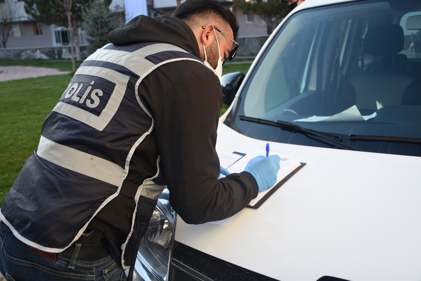 4 Günlük sokağa çıkma kısıtlamasına uymayan 35 bin 422 kişiye işlem yapıldı 4 Günlük sokağa çıkma kısıtlamasına uymayan 35 bin 422 kişiye işlem yapıldı