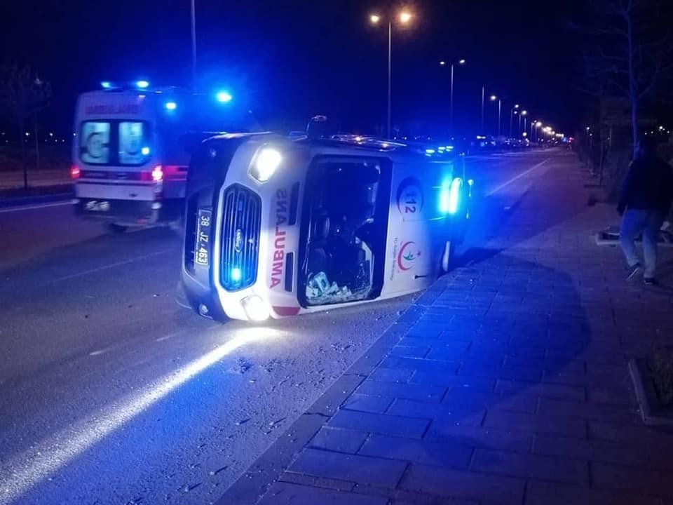 Kayseri Beyazşehir de kaza yapan ambulans personeli Erciyes Üniversitesine sevk edildi. Kayseri Beyazşehir de kaza yapan ambulans personeli Erciyes Üniversitesine sevk edildi.
