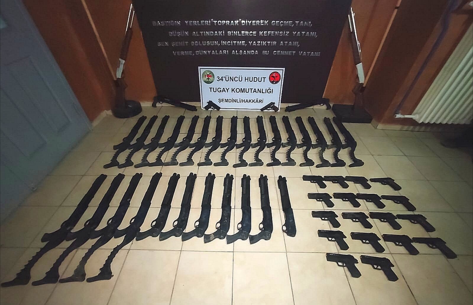 Hudut birliklerimizce yapılan müdahalede 31 adet pompalı tüfek, 17 adet kuru sıkı tabanca ve çeşitli malzemeler ele geçirildi Hudut birliklerimizce yapılan müdahalede 31 adet pompalı tüfek, 17 adet kuru sıkı tabanca ve çeşitli malzemeler ele geçirildi