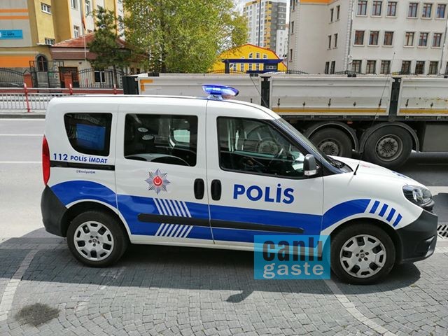 Kayseri Kartal Bulvarında akli dengesi yerinde olmayan kişi mağazaya saldırdı! Kayseri Kartal Bulvarında akli dengesi yerinde olmayan kişi mağazaya saldırdı!