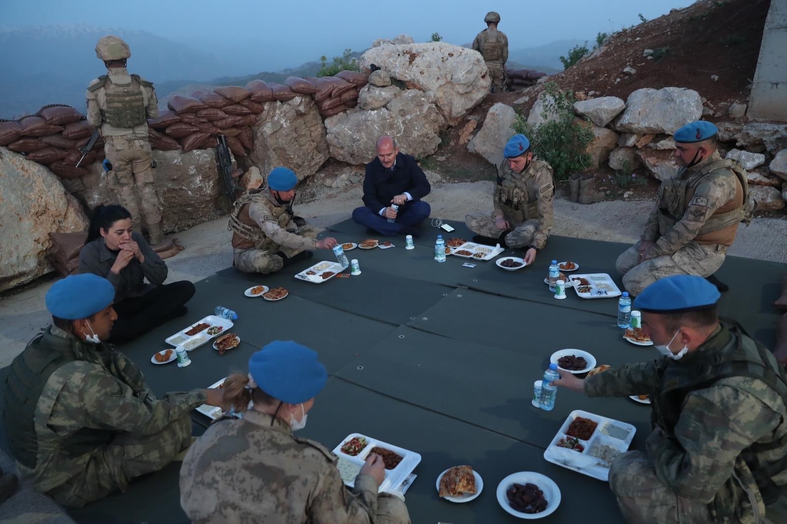 Bakan Soylu Şırnak’ta askerlerle iftar yaparken arayan Cumhurbaşkanı Erdoğan askerlere seslendi Bakan Soylu Şırnak’ta askerlerle iftar yaparken arayan Cumhurbaşkanı Erdoğan askerlere seslendi