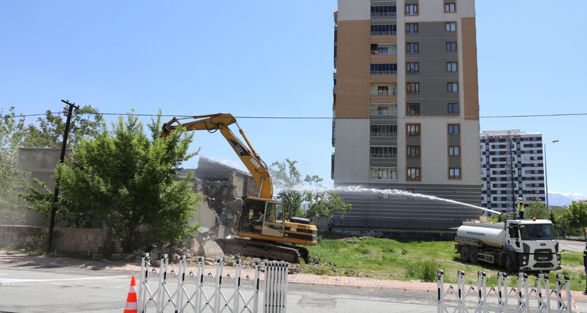 Melikgazi ilçesi metruk binalardan temizleniyor Melikgazi ilçesi metruk binalardan temizleniyor