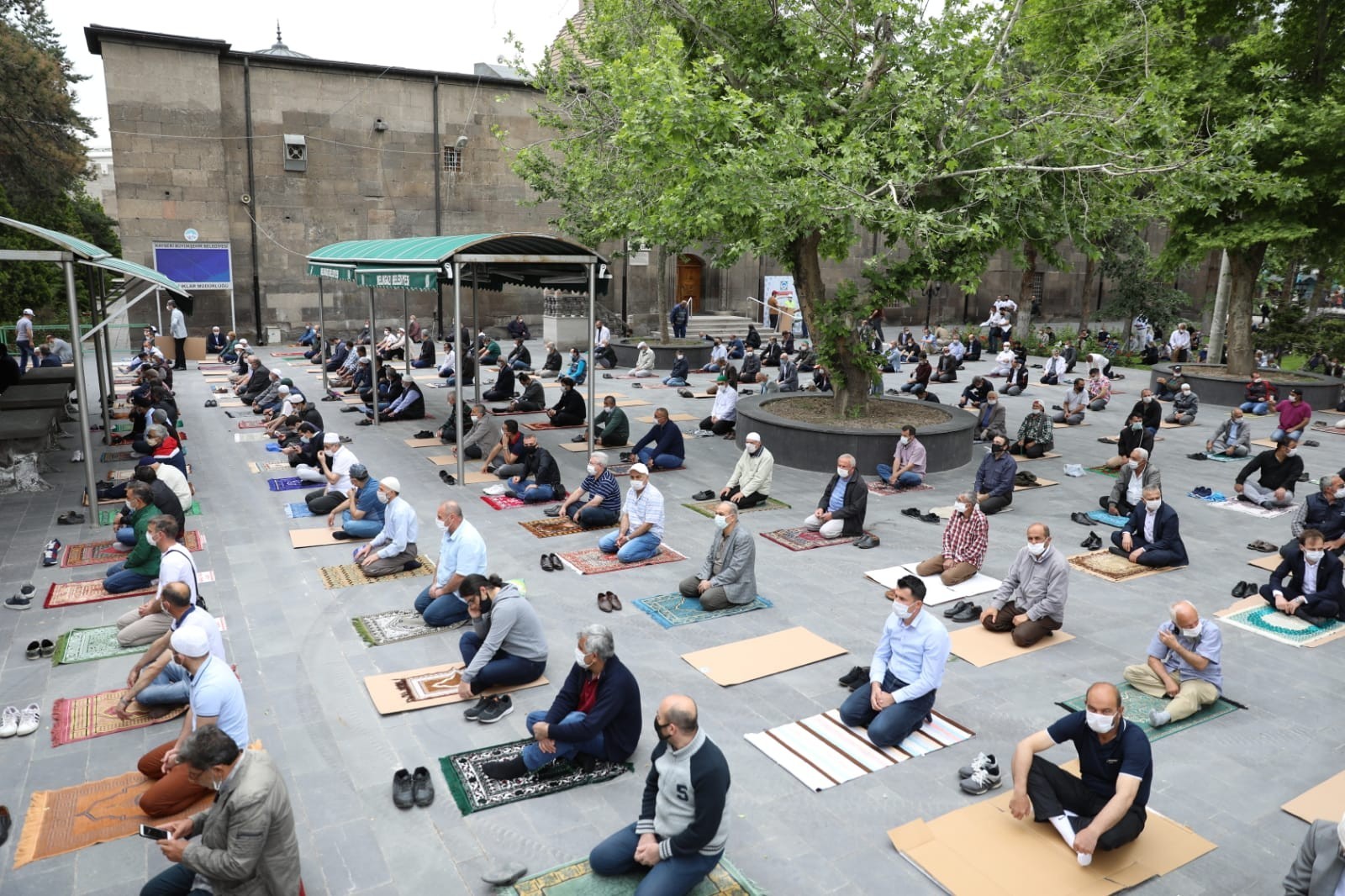 Kayseri’de 74 gün sonra kılınan ilk Cuma namazından görüntüler Kayseri’de 74 gün sonra kılınan ilk Cuma namazından görüntüler