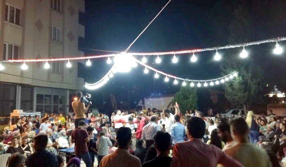 Korona virüsü davet eden mesafesiz, maskesiz düğünlerin sayısı arttı! Korona virüsü davet eden mesafesiz, maskesiz düğünlerin sayısı arttı!
