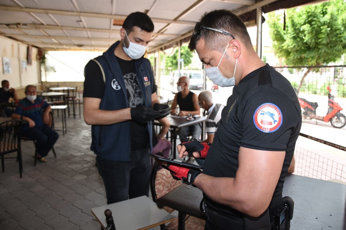 Türkiye genelinde yapılan ’Aranan Şahıslar’ uygulamasında 3 bin 320 kişi yakalandı Türkiye genelinde yapılan ’Aranan Şahıslar’ uygulamasında 3 bin 320 kişi yakalandı