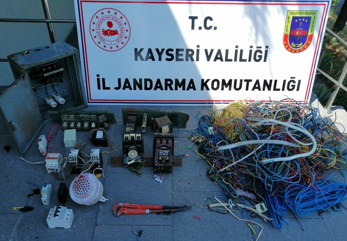 Kayseri Haberleri: Okuldaki şüphelilerin üzerinden 11 Kilo bakır tel çıktı! Kayseri Haberleri: Okuldaki şüphelilerin üzerinden 11 Kilo bakır tel çıktı!