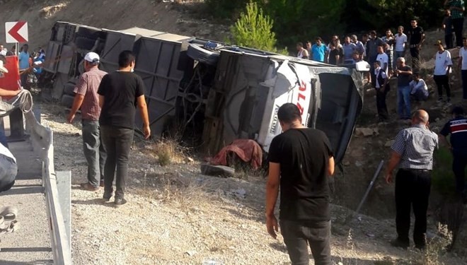 Mersin’de asker otobüsü devrildi 4 şehit 27 yaralı Mersin’de asker otobüsü devrildi 4 şehit 27 yaralı