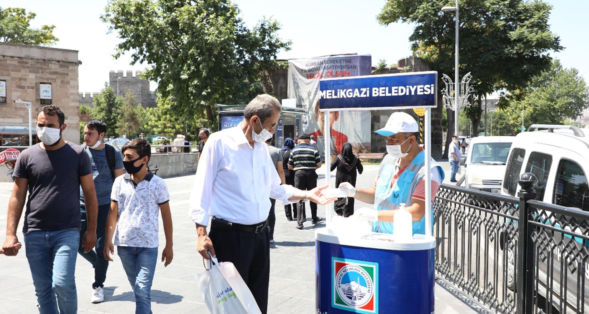 Melikgazi Belediyesi standlarda maske dağıtıyor Melikgazi Belediyesi standlarda maske dağıtıyor
