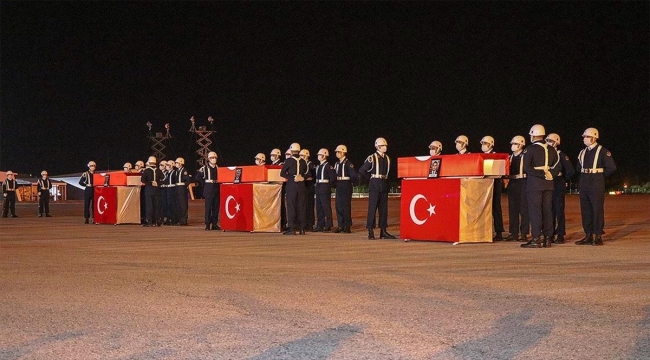 Van’da şehit askerler için tören düzenlendi Van’da şehit askerler için tören düzenlendi