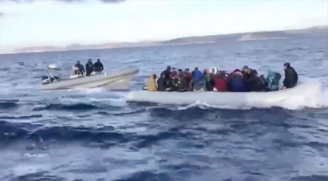 Hollanda kamu yayın kuruluşu NOS: Yunanistan, eşyalarına el koyduğu göçmenleri denize geri itiyor Hollanda kamu yayın kuruluşu NOS: Yunanistan, eşyalarına el koyduğu göçmenleri denize geri itiyor