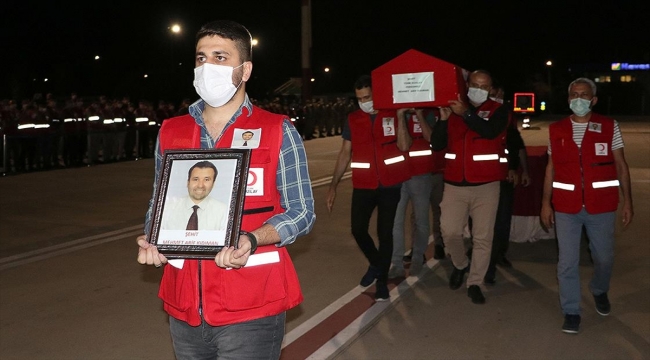 Suriye’de şehit olan Türk Kızılay personelinin cenazesi memleketine uğurlandı Suriye’de şehit olan Türk Kızılay personelinin cenazesi memleketine uğurlandı