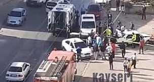 Kayseri Argıncık Kayabaşı'da polisten kaçan araç bina kapısına çarptı