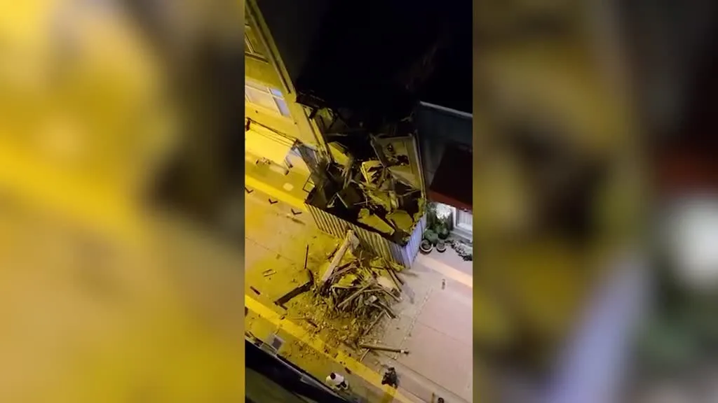Bakırköy’de metruk haldeki binada kısmi çökme meydana geldi Bakırköy’de metruk haldeki binada kısmi çökme meydana geldi